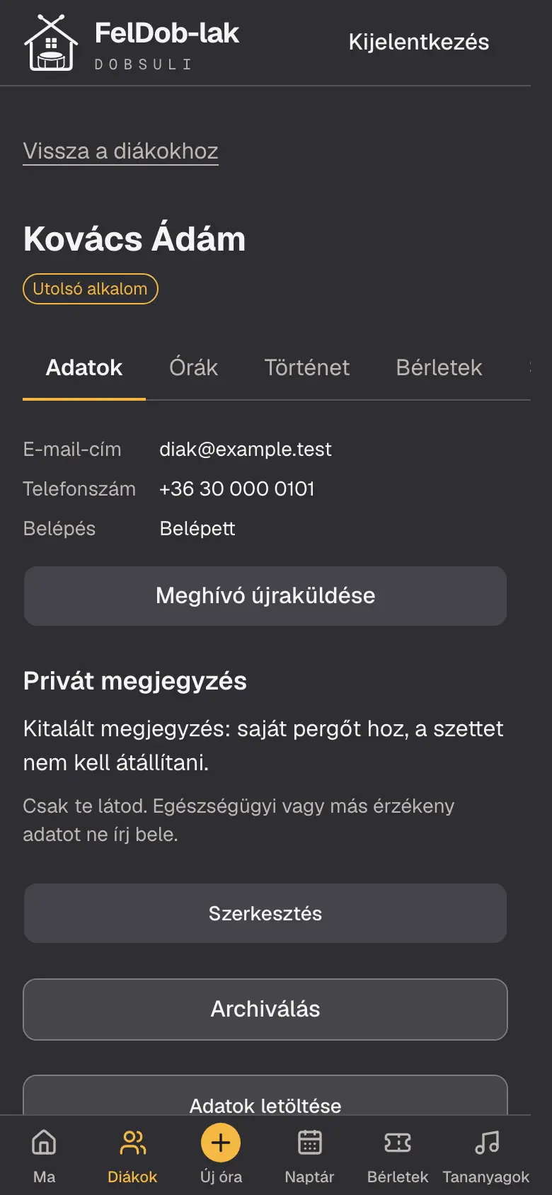 A diák adatlapja telefonon: az elérhetőség, a belépési állapot és a csak a tanárnak látszó privát megjegyzés.