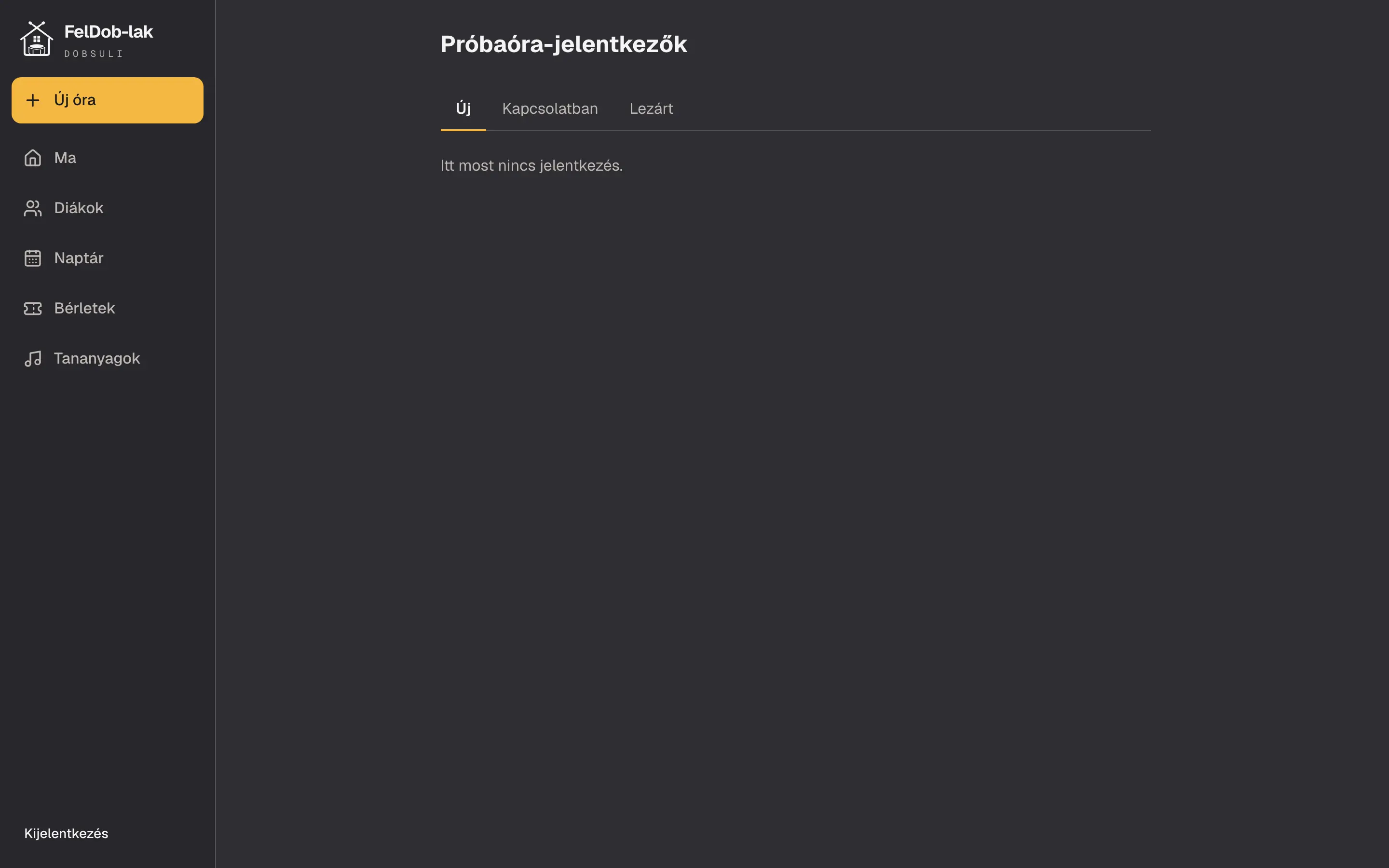 A próbaóra-jelentkezők laptopon: az új jelentkezők hívás- és e-mail-gombbal, az „Új”, „Kapcsolatban” és „Lezárt” füllel.