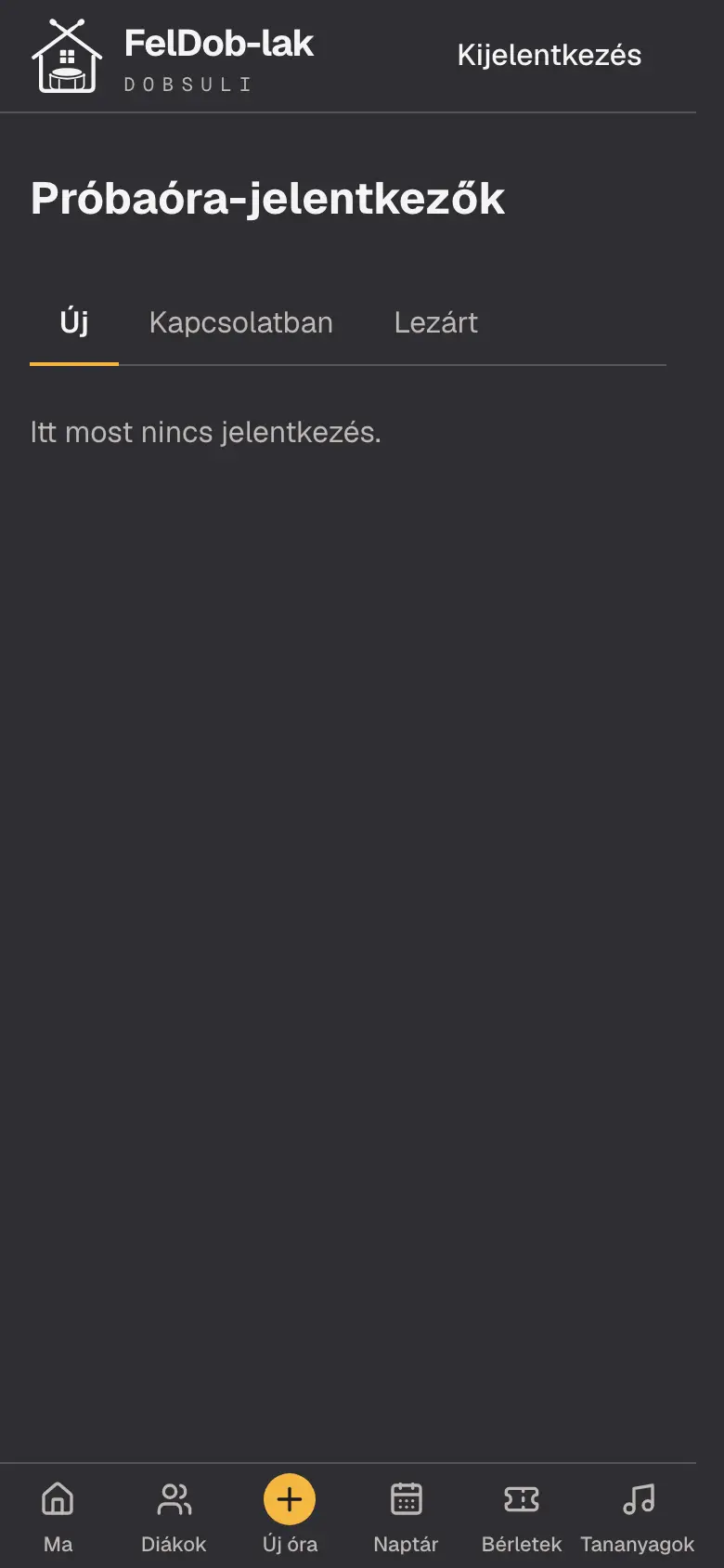 A próbaóra-jelentkezők telefonon: az új jelentkezők hívás- és e-mail-gombbal, az „Új”, „Kapcsolatban” és „Lezárt” füllel.