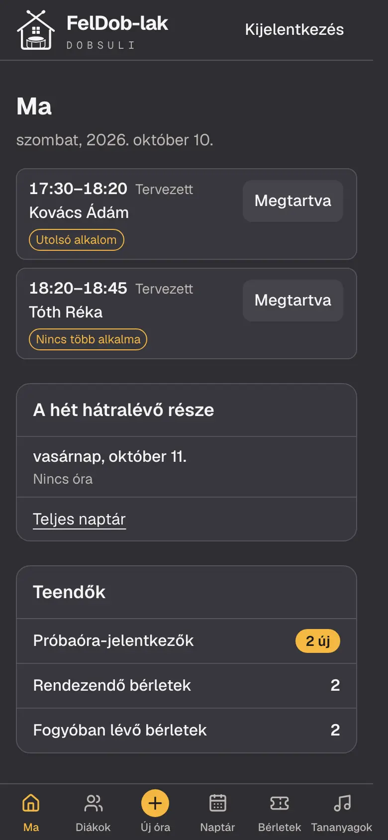 A „Ma” oldal telefonon: a mai órák időrendben, egy koppintással megtartottnak jelölhetően, alattuk a hét hátralévő része.