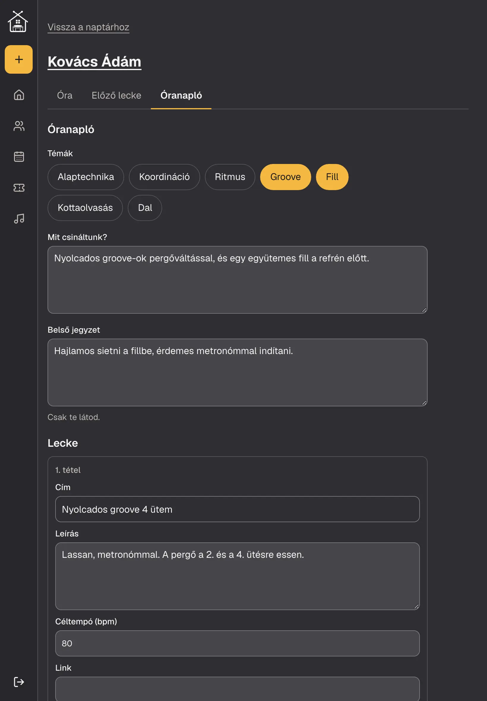 Az óranapló tableten: a témák, a „Mit csináltunk?” és a csak a tanárnak látszó belső jegyzet.