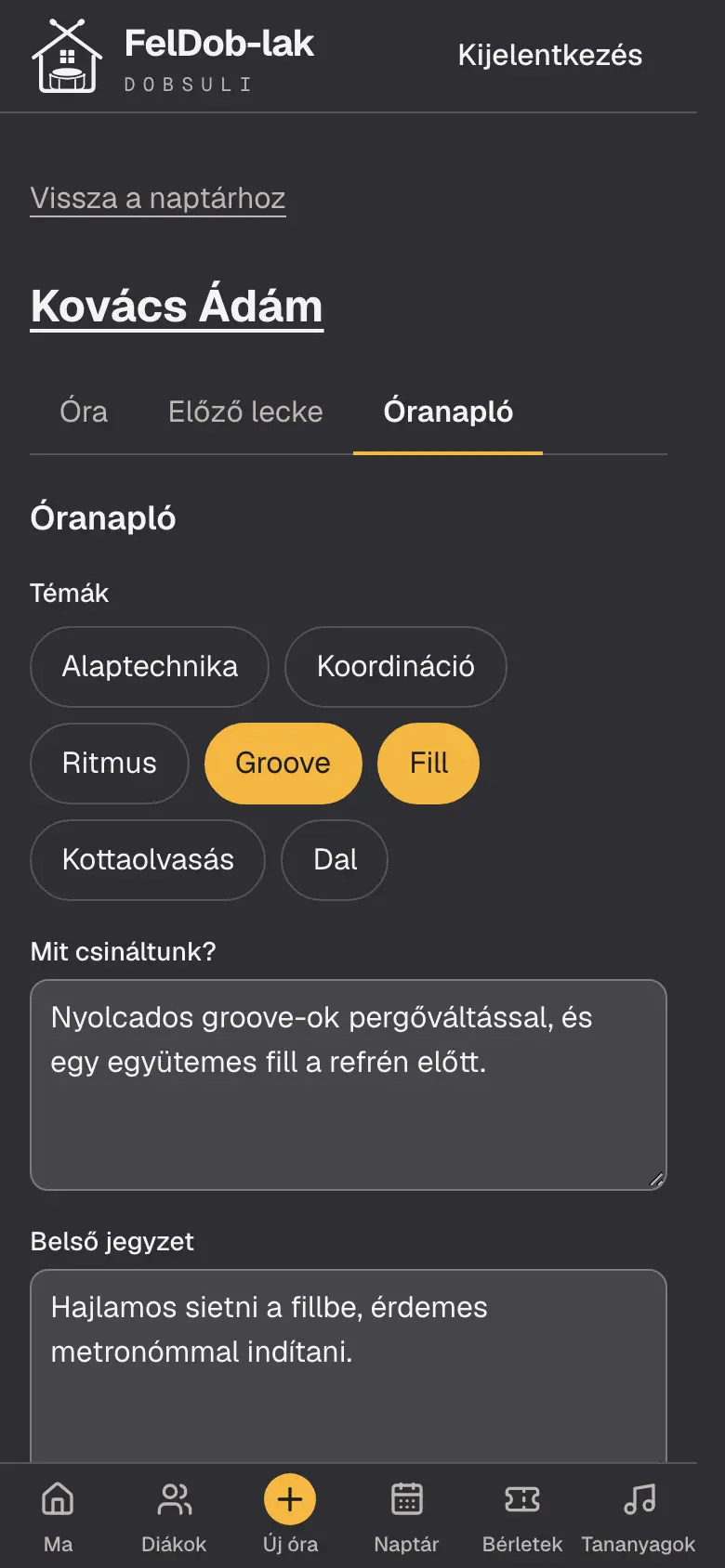 Az óranapló telefonon: a témák, a „Mit csináltunk?” és a csak a tanárnak látszó belső jegyzet.