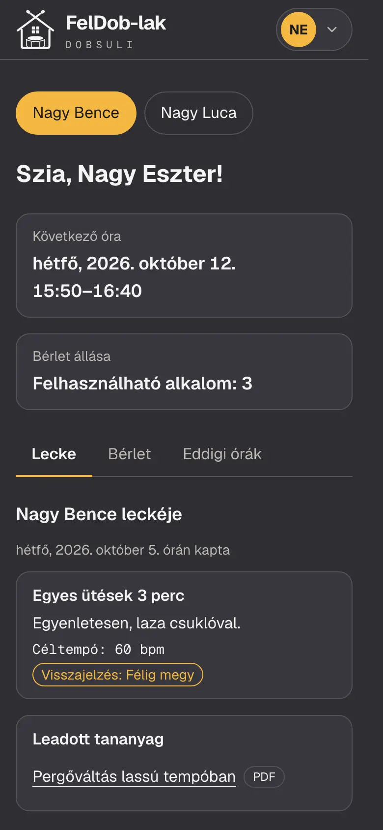 A szülő nézete telefonon: a gyerekei közötti váltás, alatta ugyanaz, amit a gyereke lát.